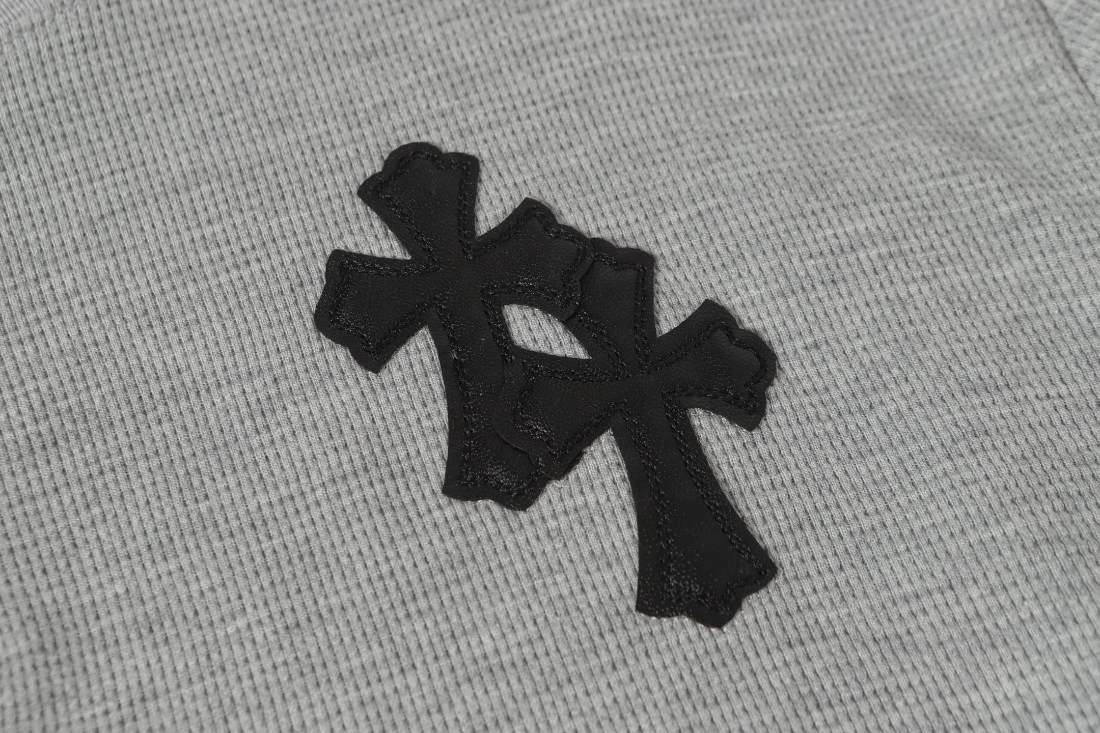 P260 -Chrome Hearts/Chrome Hearts Waffle Basic Cross ✝️Appliqué embroidered long-sleeved T-shirt -High weight, high density and high quality. The wool is soft, delicate and skin-friendly. It feels soft and silky. It has excellent warmth and skin-friendly properties.